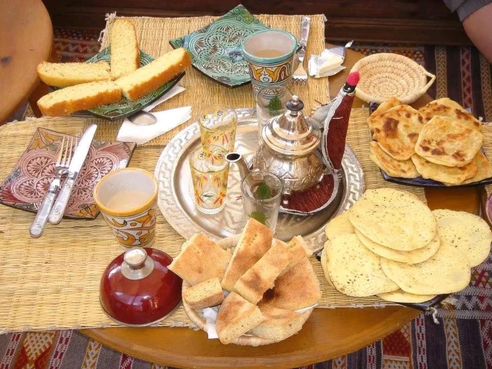 Riad Pizzeria Marhaba Akhendachou n'Ait Ouffi ภายนอก รูปภาพ